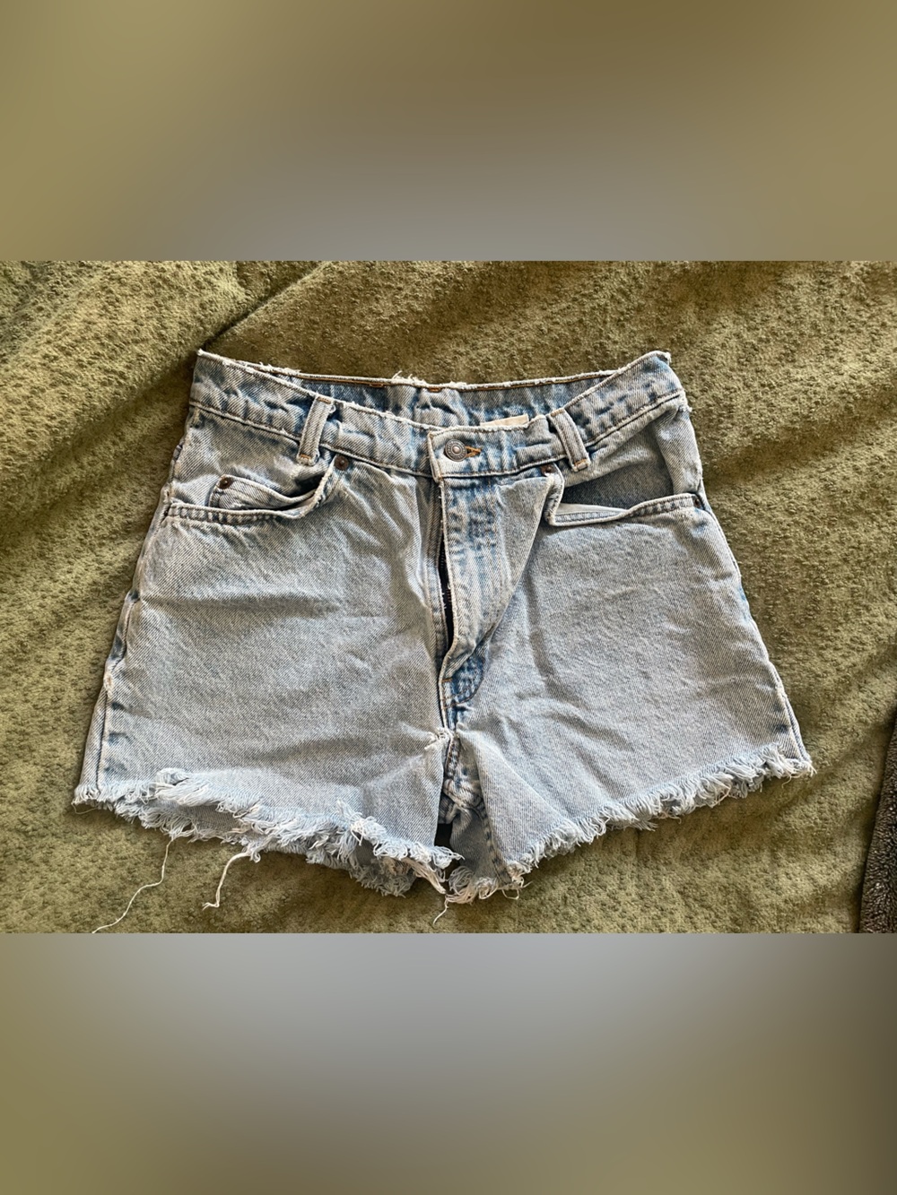 Levi’s | 550 Cut Off Jeans Light Wash Denim Frayed Hem Women’s Shorts